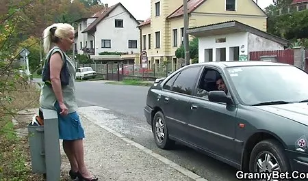Большегрудая брюнетка інтим порно секс трахкає з тренером після тренування